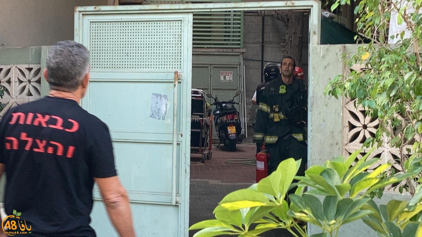 فيديو: تماس كهربائي يتسبب بحريق بجوار أحد المباني في يافا 